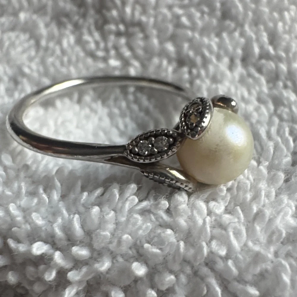 PANDORA Ring Luminous, White Pearl 190967P48 - SIZE 8 - Picture 2 of 3